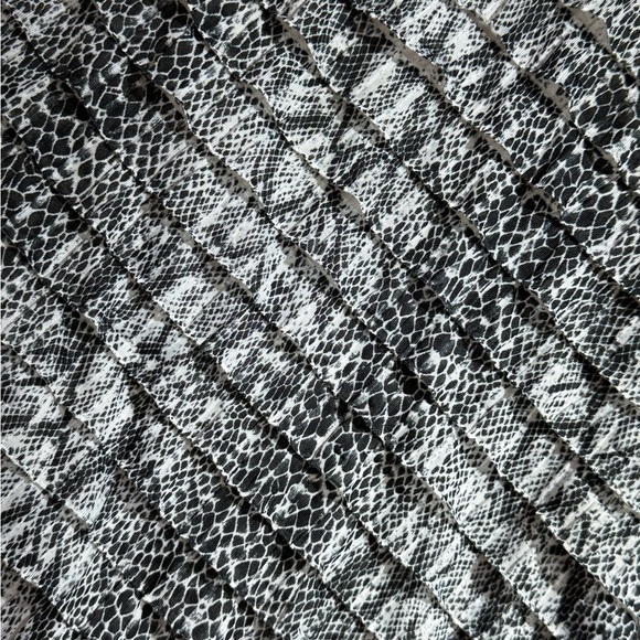 Notations Petite Layered Asymmetric Hem Snake Print Top Black + White PM - Picture 4 of 7